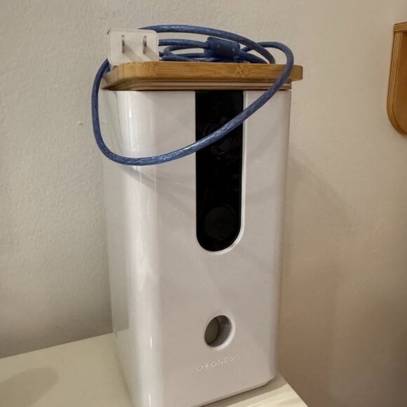 Pet Monitor Camera with Wifi + Treat Dispenser for Dogs and Cats - Picture 4 of 4